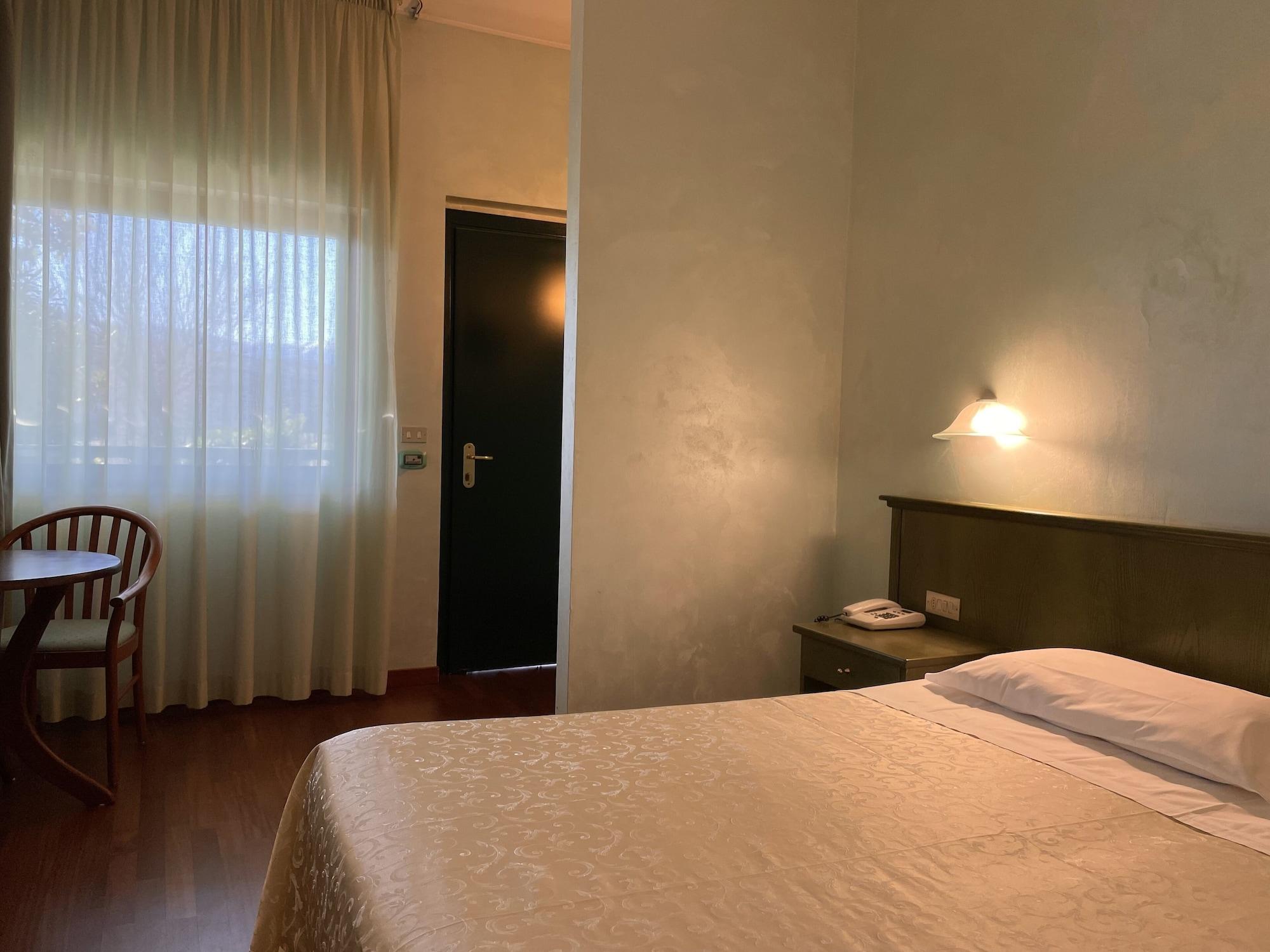 Hotel Santacroce Meeting スルモナ エクステリア 写真