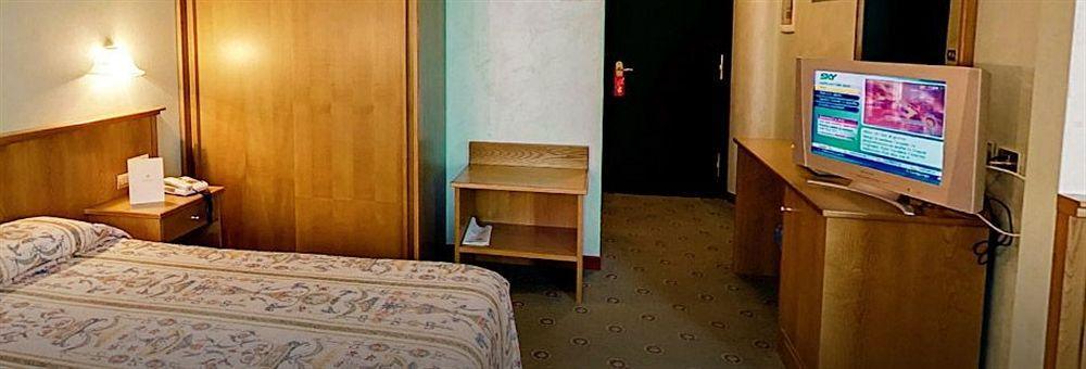 Hotel Santacroce Meeting スルモナ エクステリア 写真